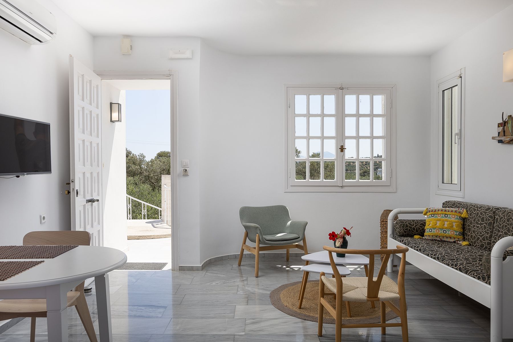 Indoor Modernist Apartment with Spa Bath