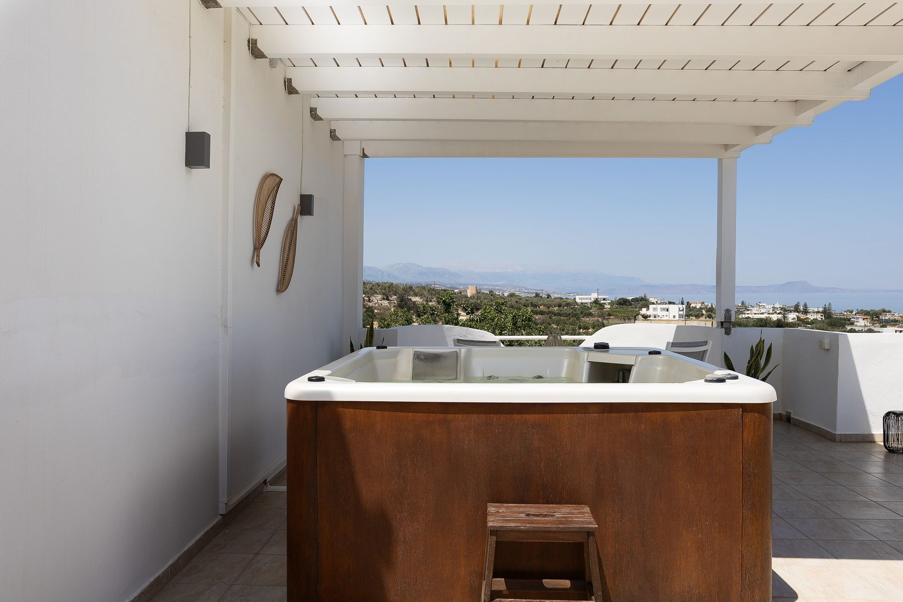Outdoor Modernist Apartment with Spa Bath