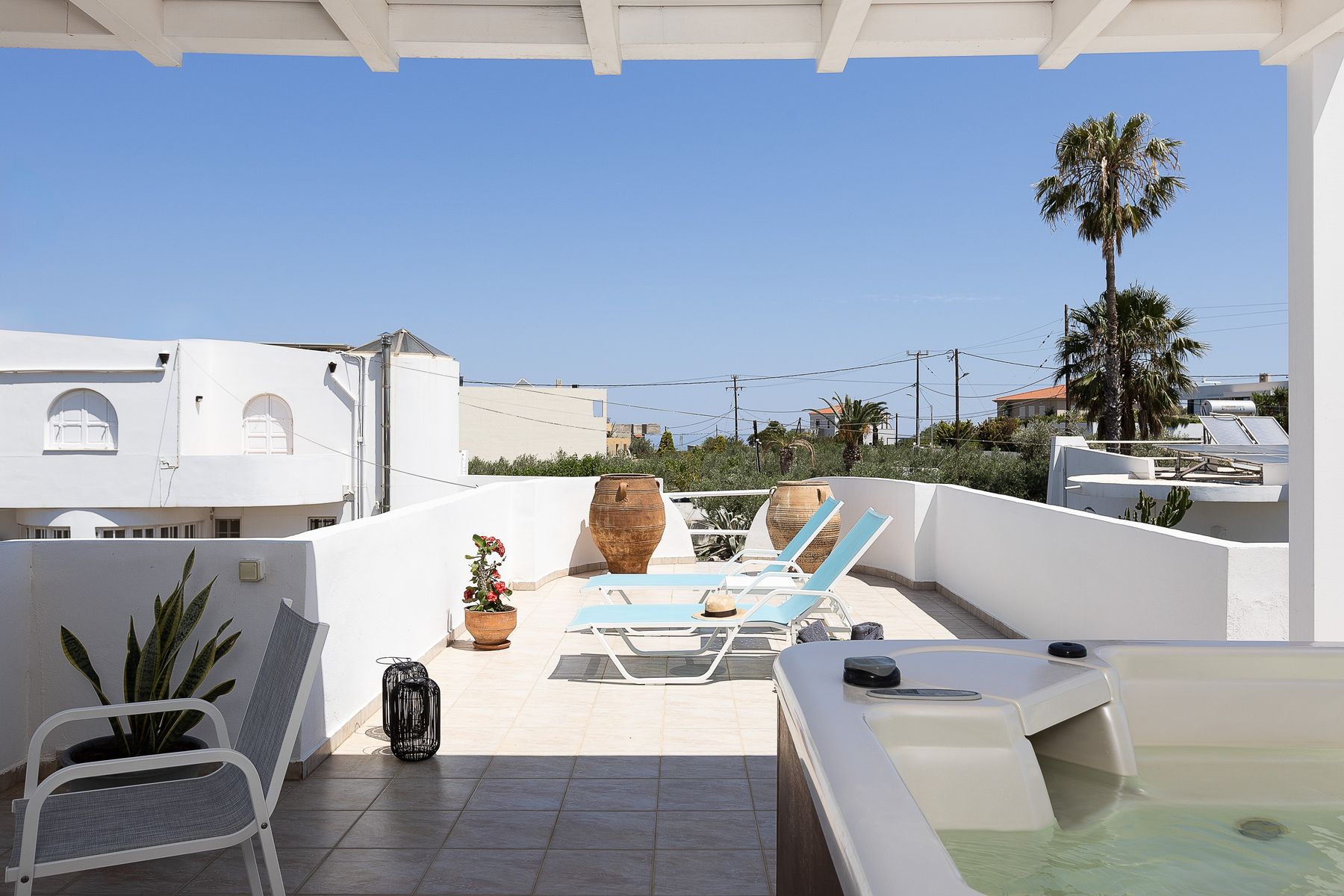 Outdoor Modernist Apartment with Spa Bath