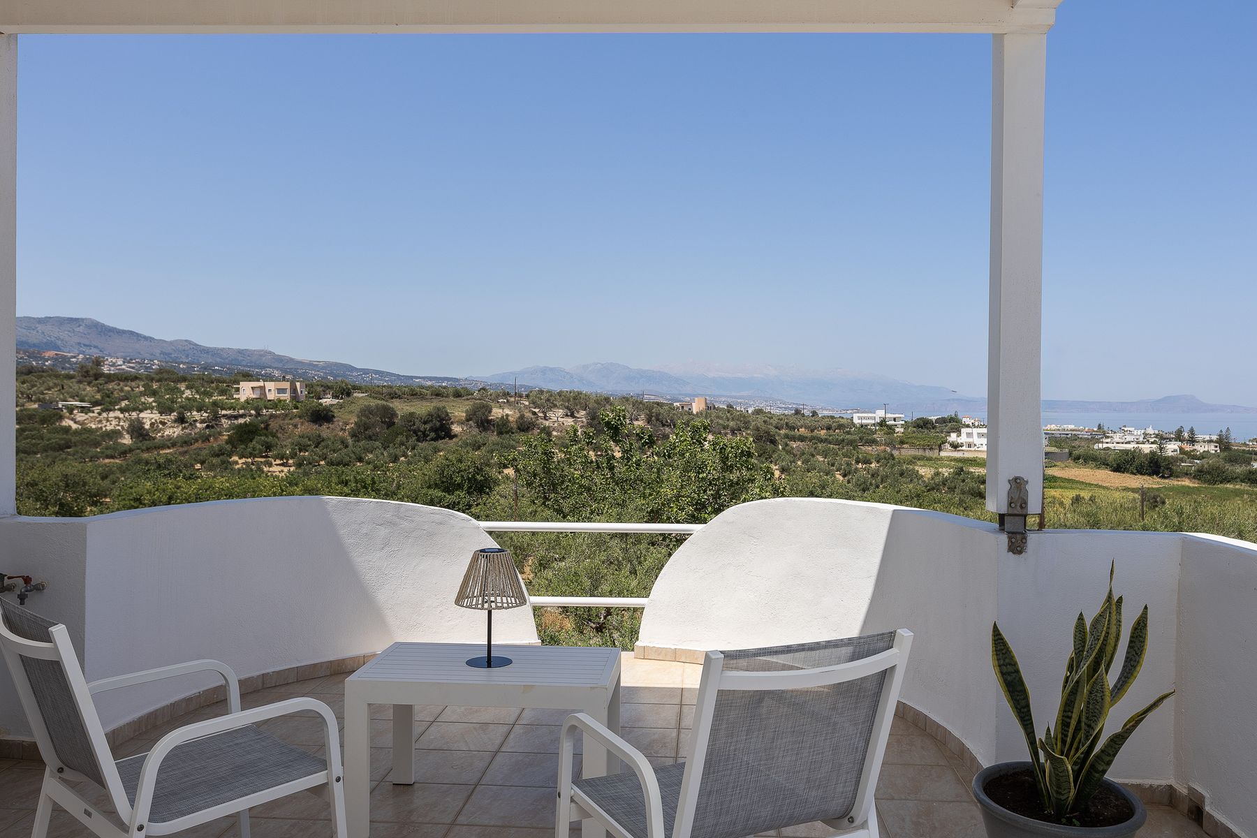 Outdoor Modernist Apartment with Spa Bath