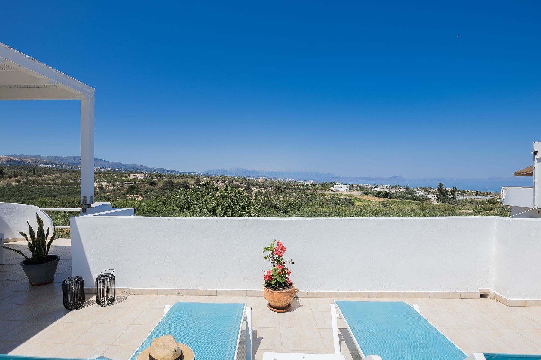 Outdoor Modernist Apartment with Spa Bath