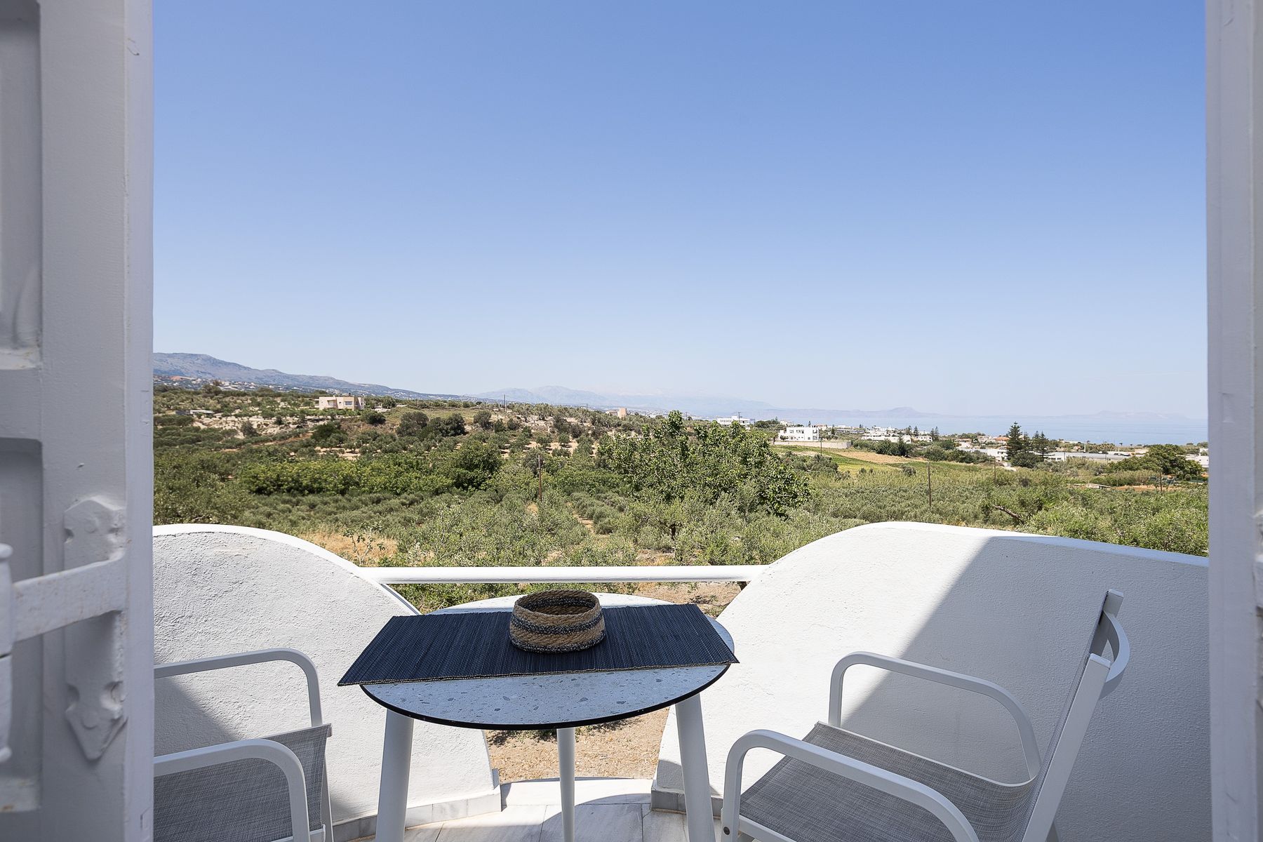 Outdoor Modernist Apartment with Spa Bath