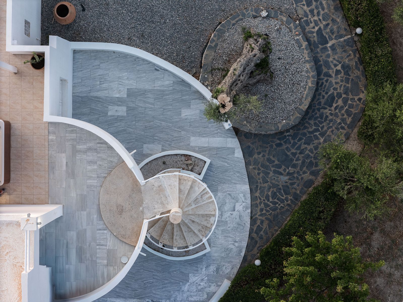 Outdoor Modernist Apartment with Spa Bath