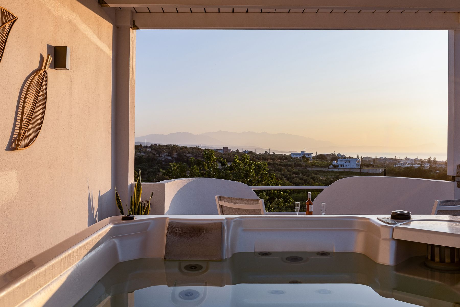 Outdoor Modernist Apartment with Spa Bath