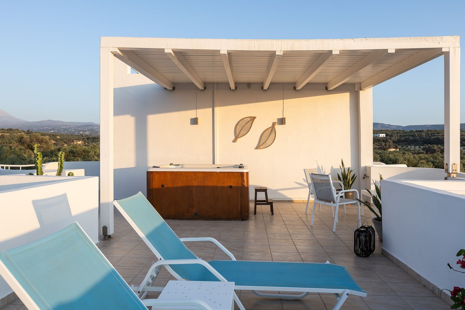 Outdoor Modernist Apartment with Spa Bath
