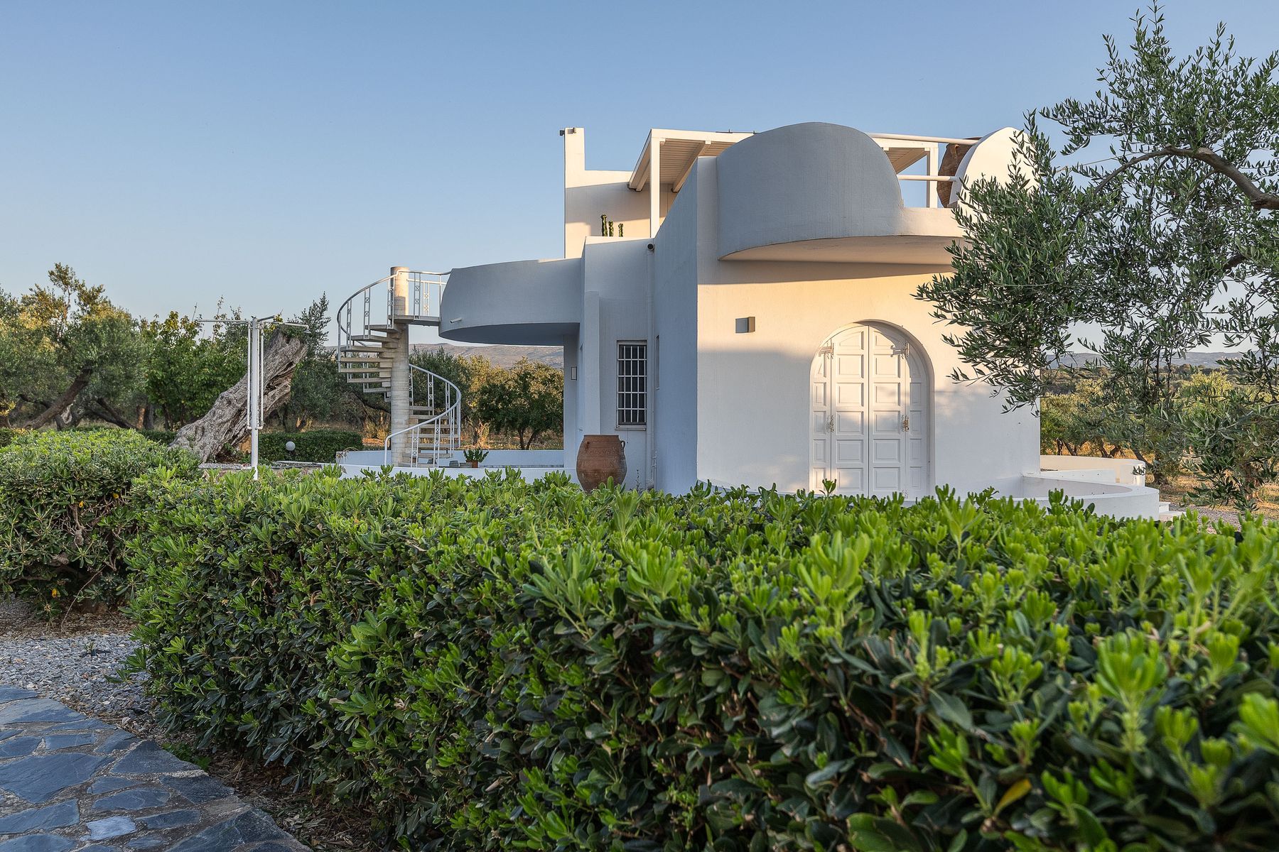 Outdoor Modernist Apartment with Spa Bath