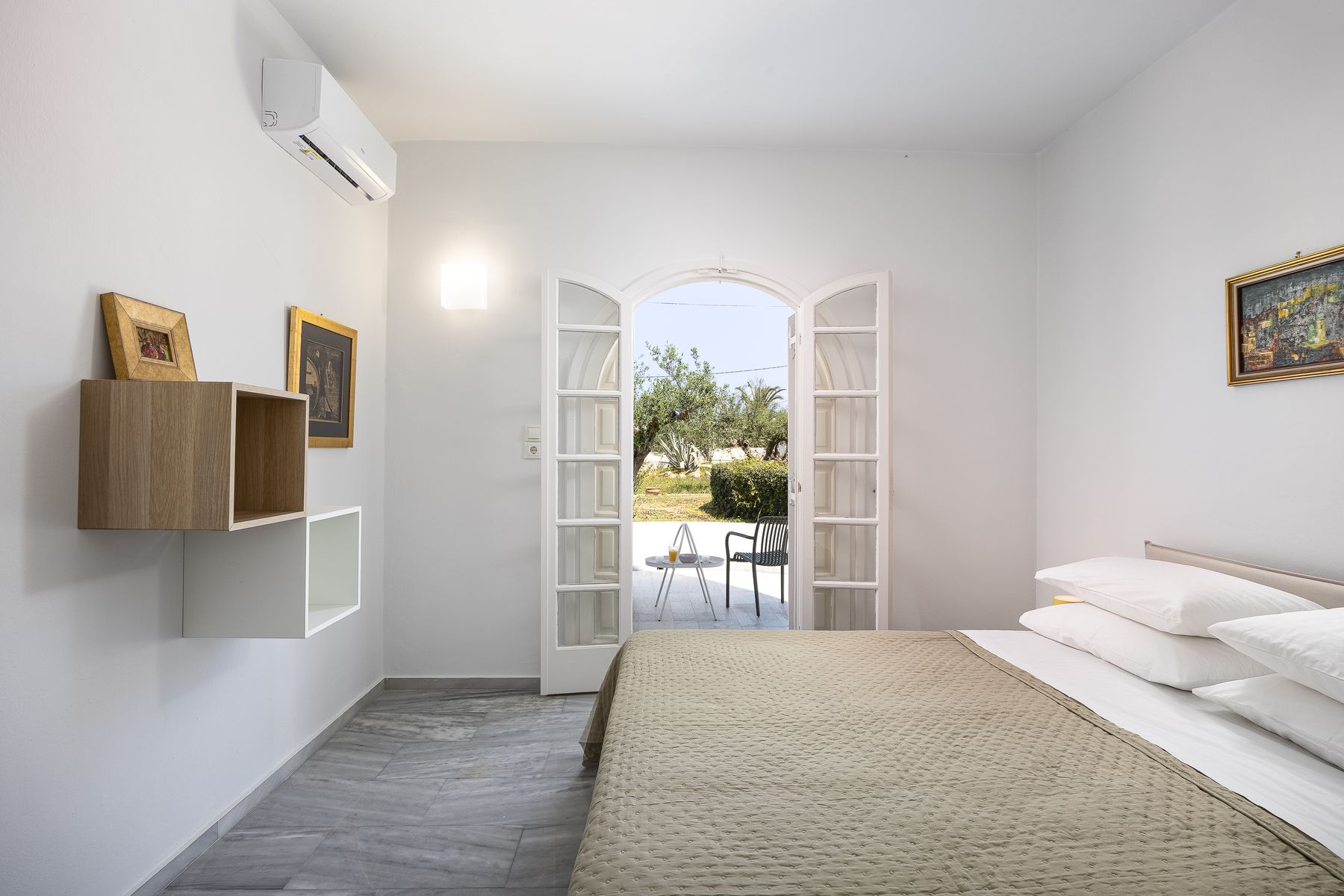 Indoor Modernist Suite With Spa Bath 