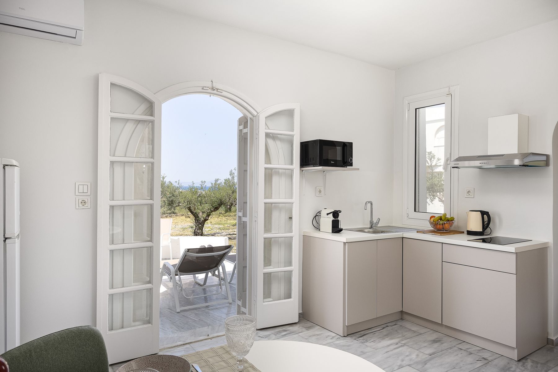 Indoor Modernist Suite With Spa Bath 