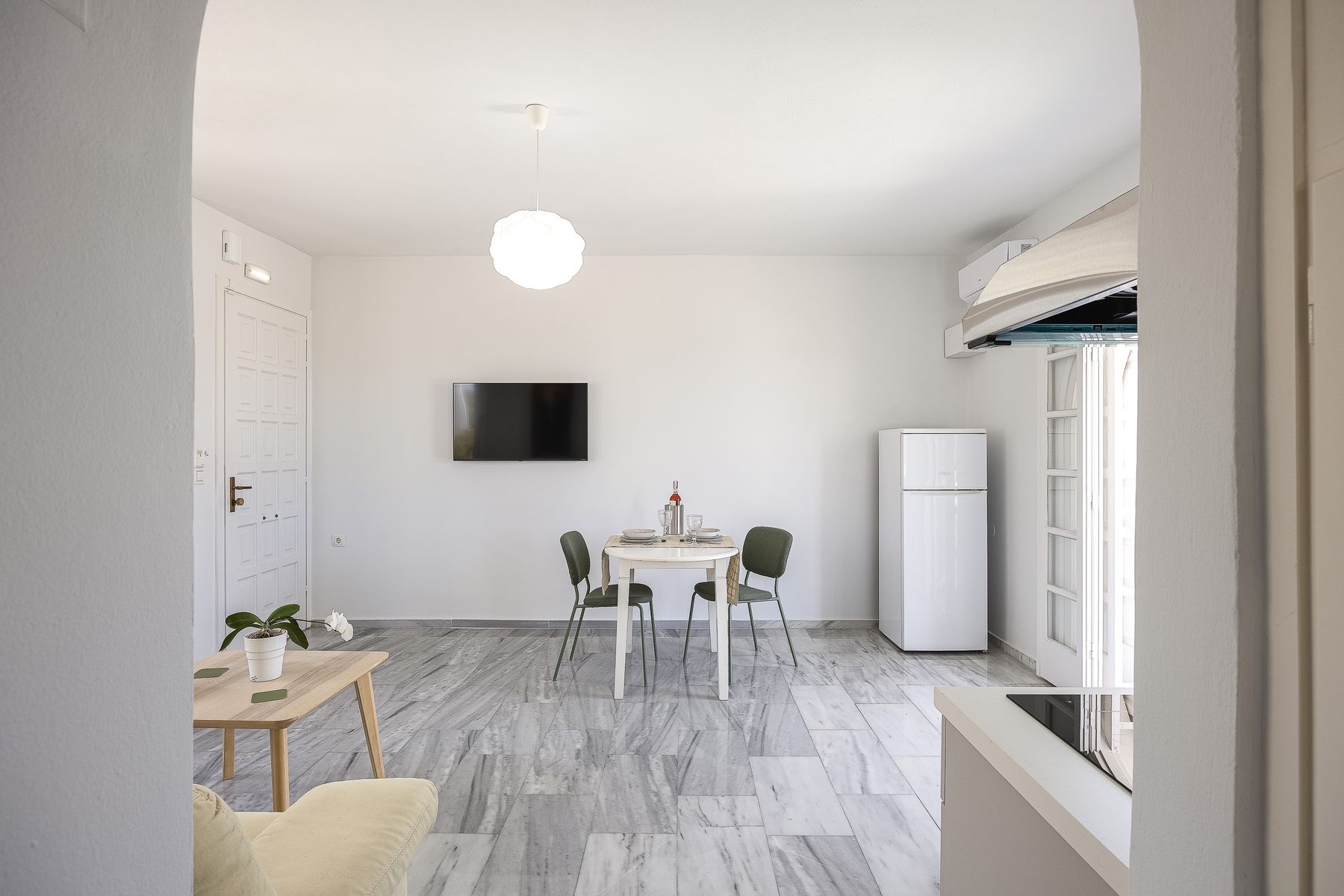Indoor Modernist Suite With Spa Bath 