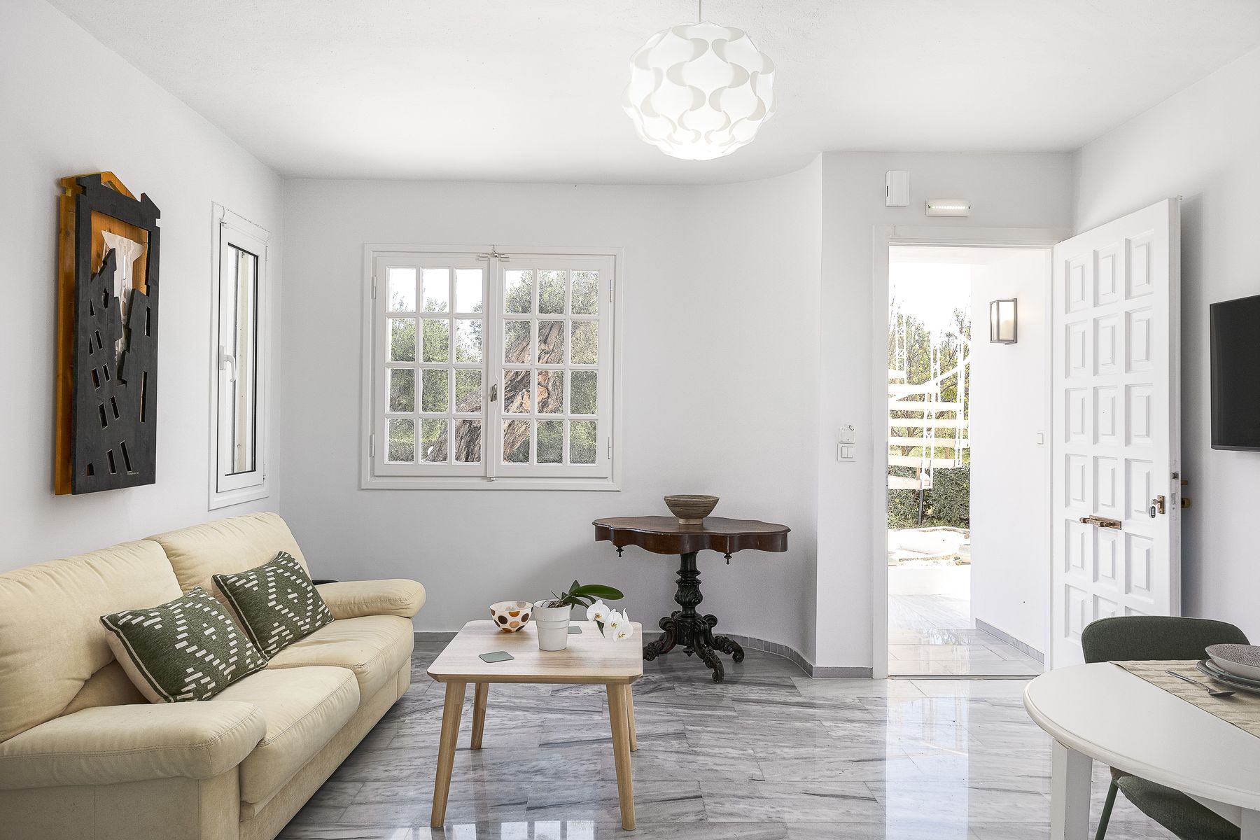 Indoor Modernist Suite With Spa Bath 