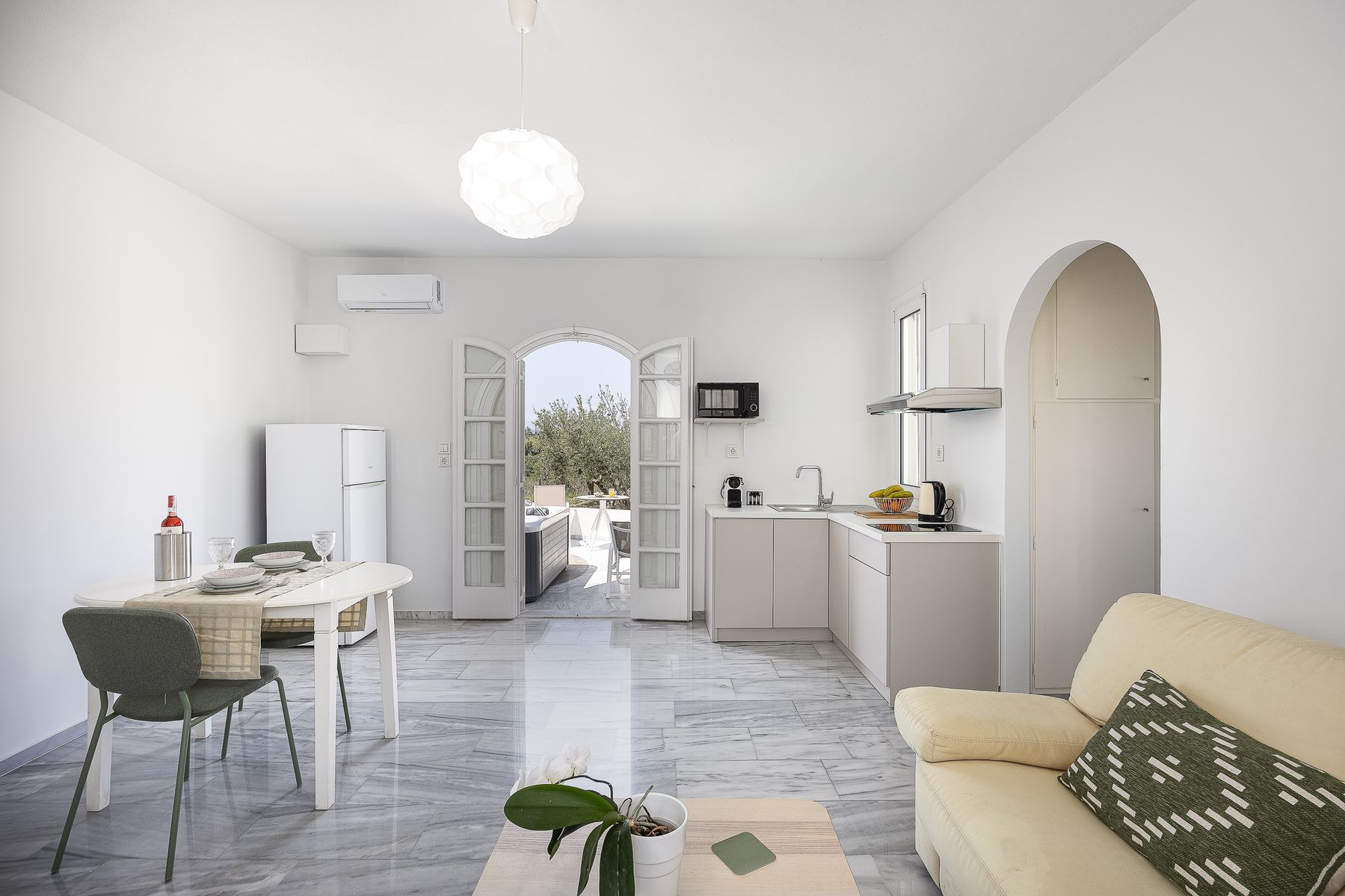 Indoor Modernist Suite With Spa Bath 