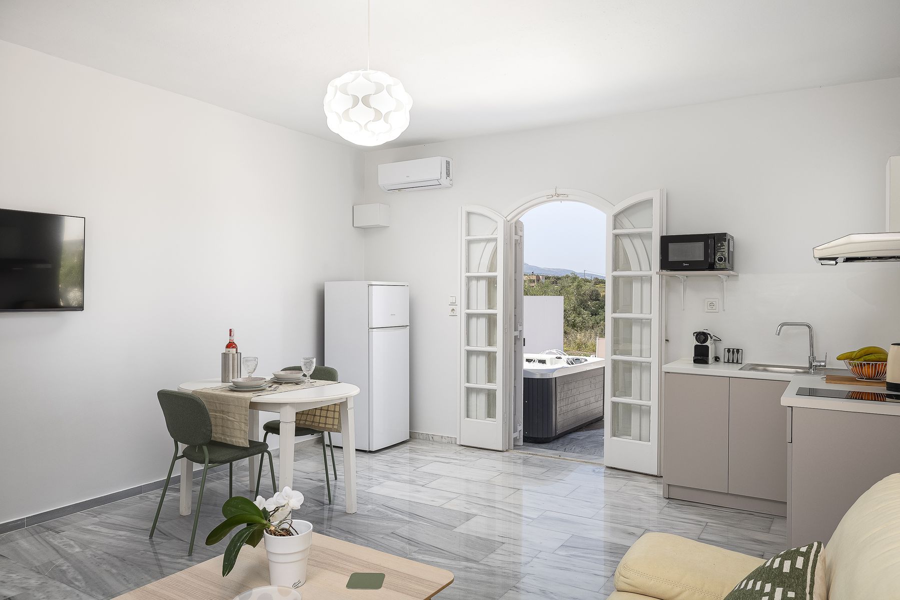Indoor Modernist Suite With Spa Bath 