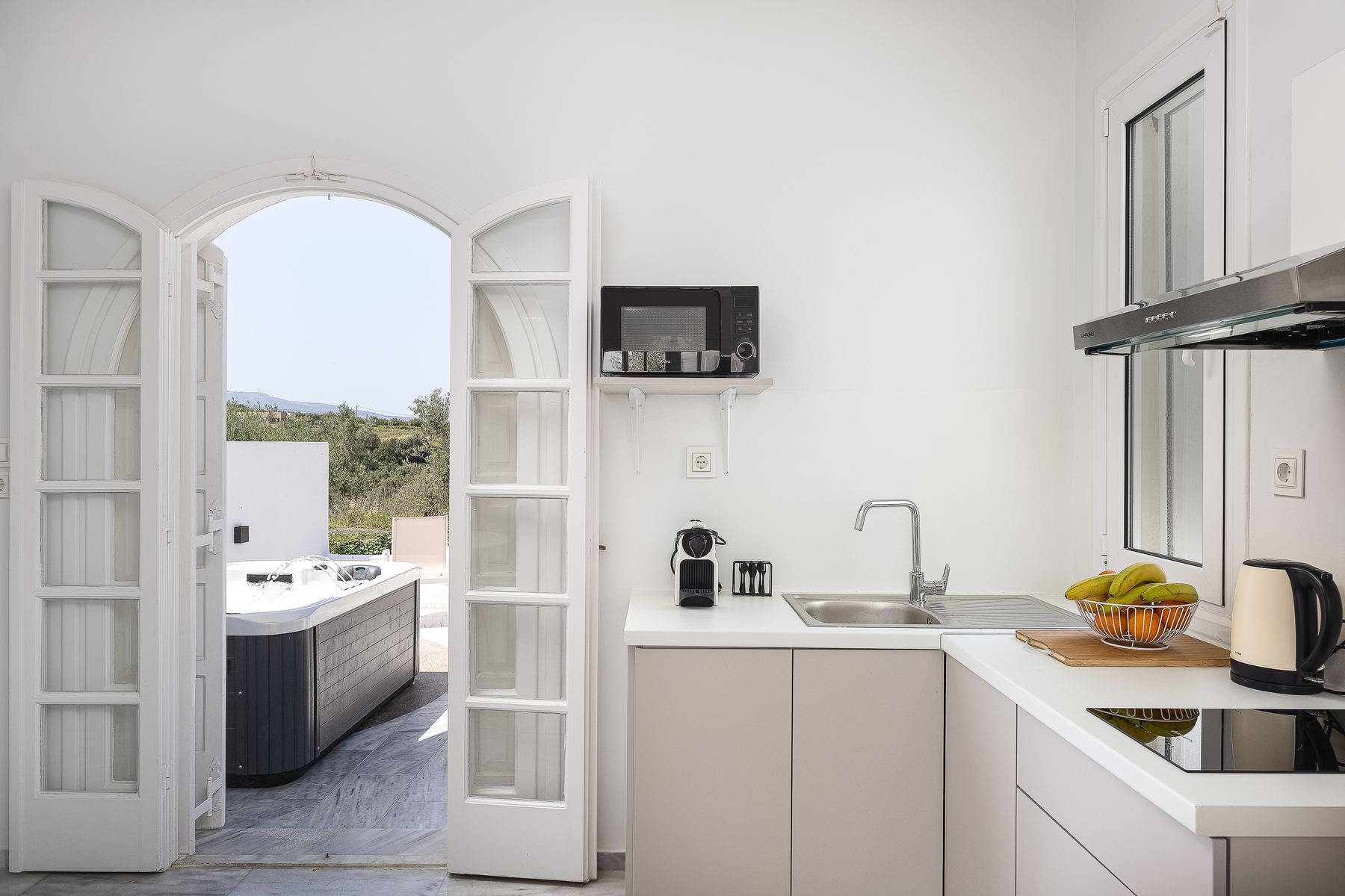Indoor Modernist Suite With Spa Bath 