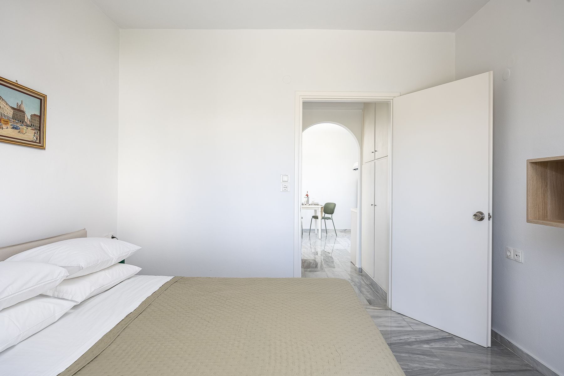 Indoor Modernist Suite With Spa Bath 