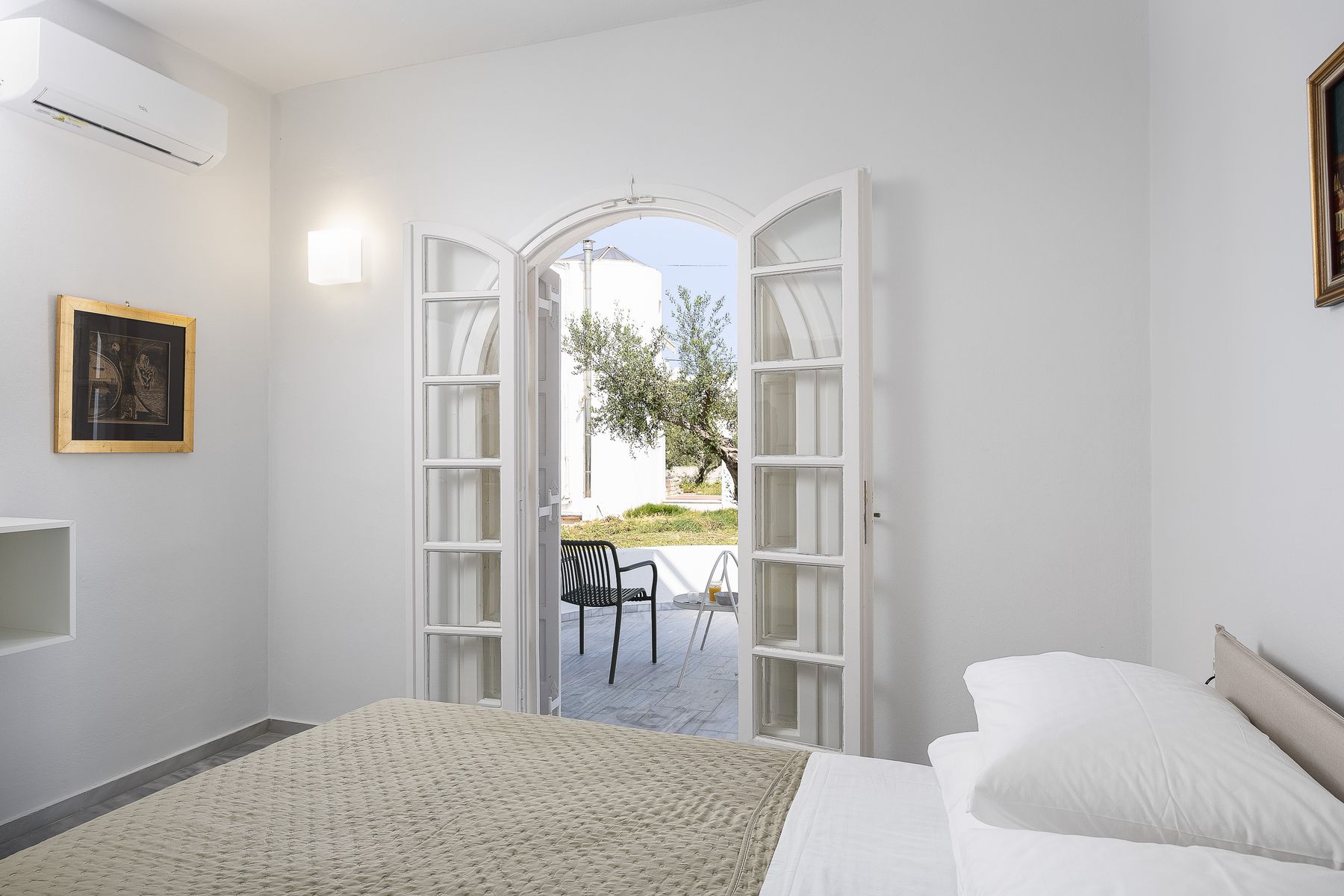 Indoor Modernist Suite With Spa Bath 