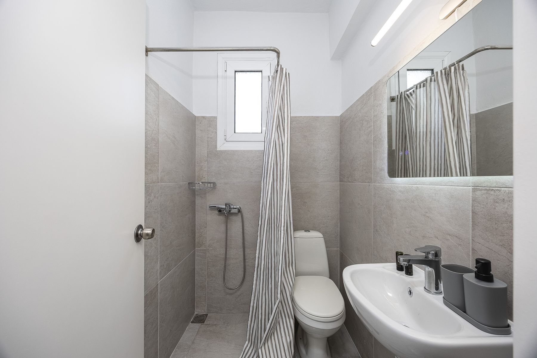 Indoor Modernist Suite With Spa Bath 