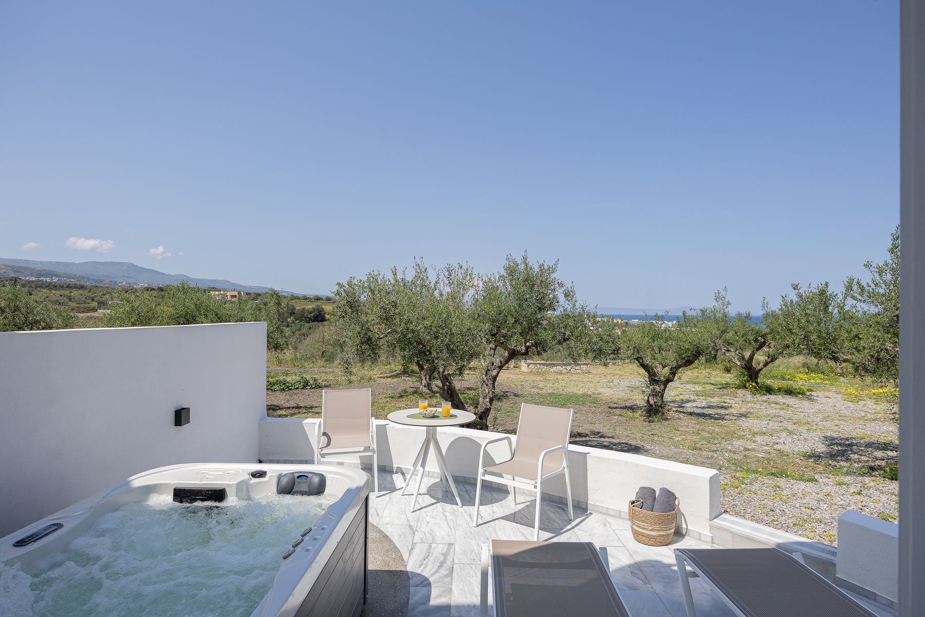 Outdoor Modernist Suite With Spa Bath 
