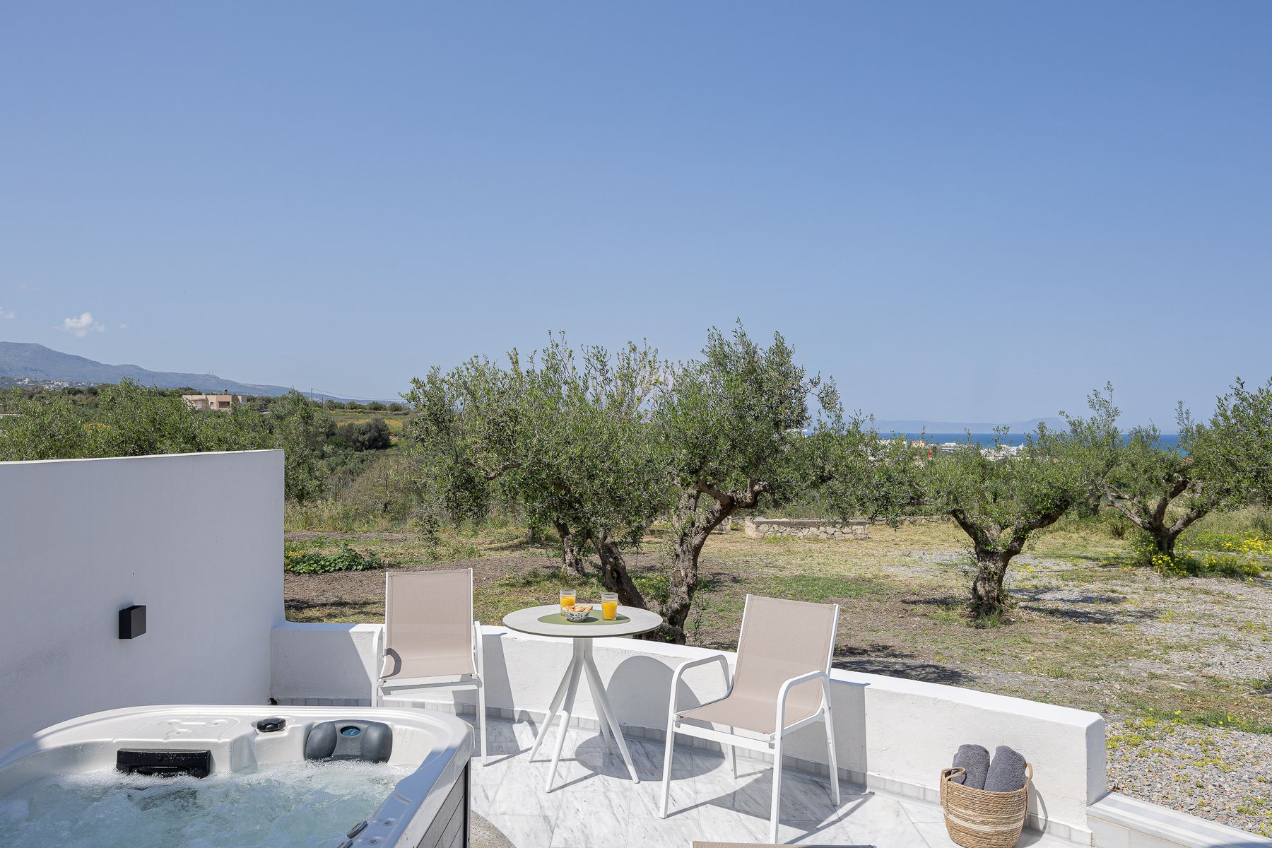 Outdoor Modernist Suite With Spa Bath 