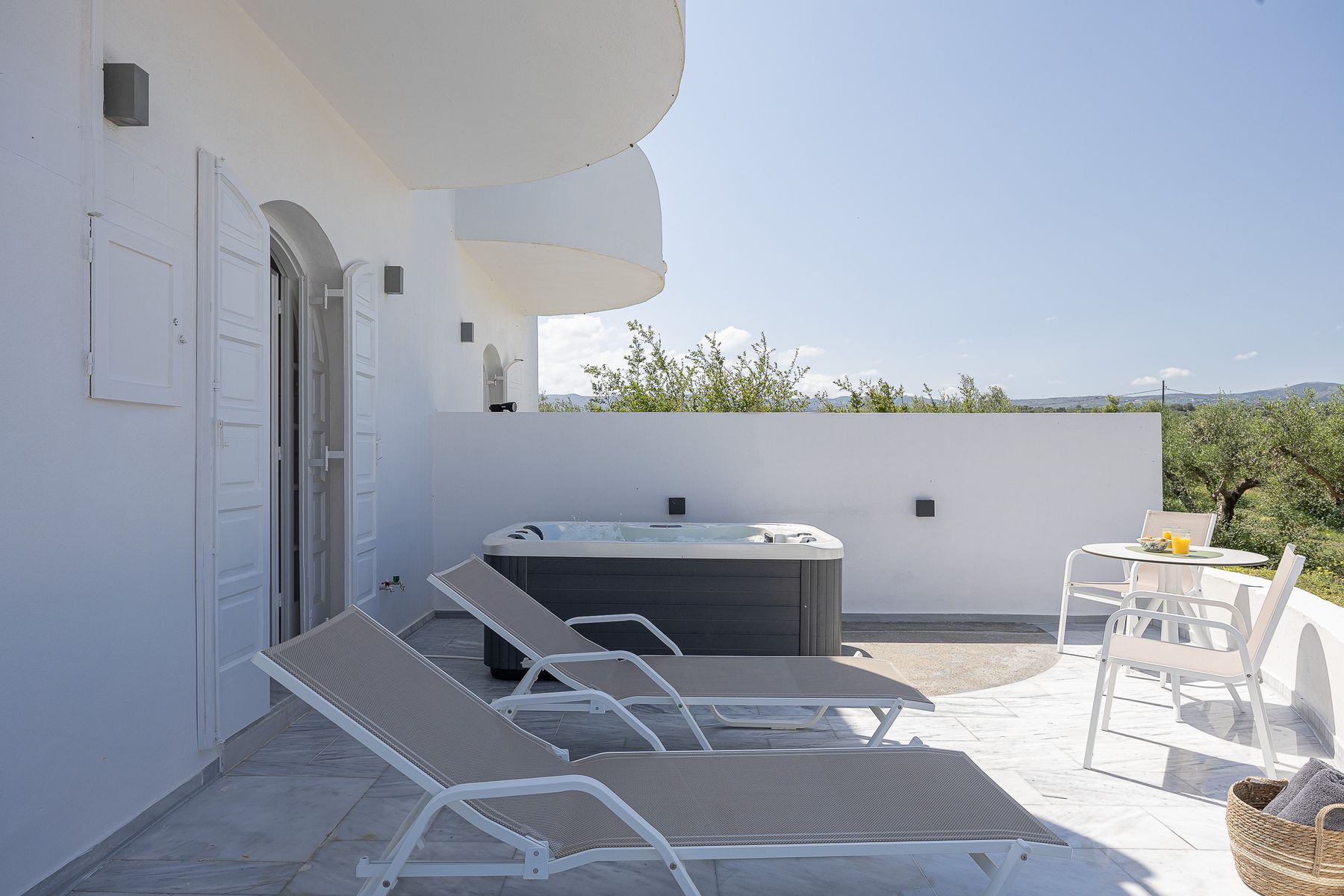 Outdoor Modernist Suite With Spa Bath 