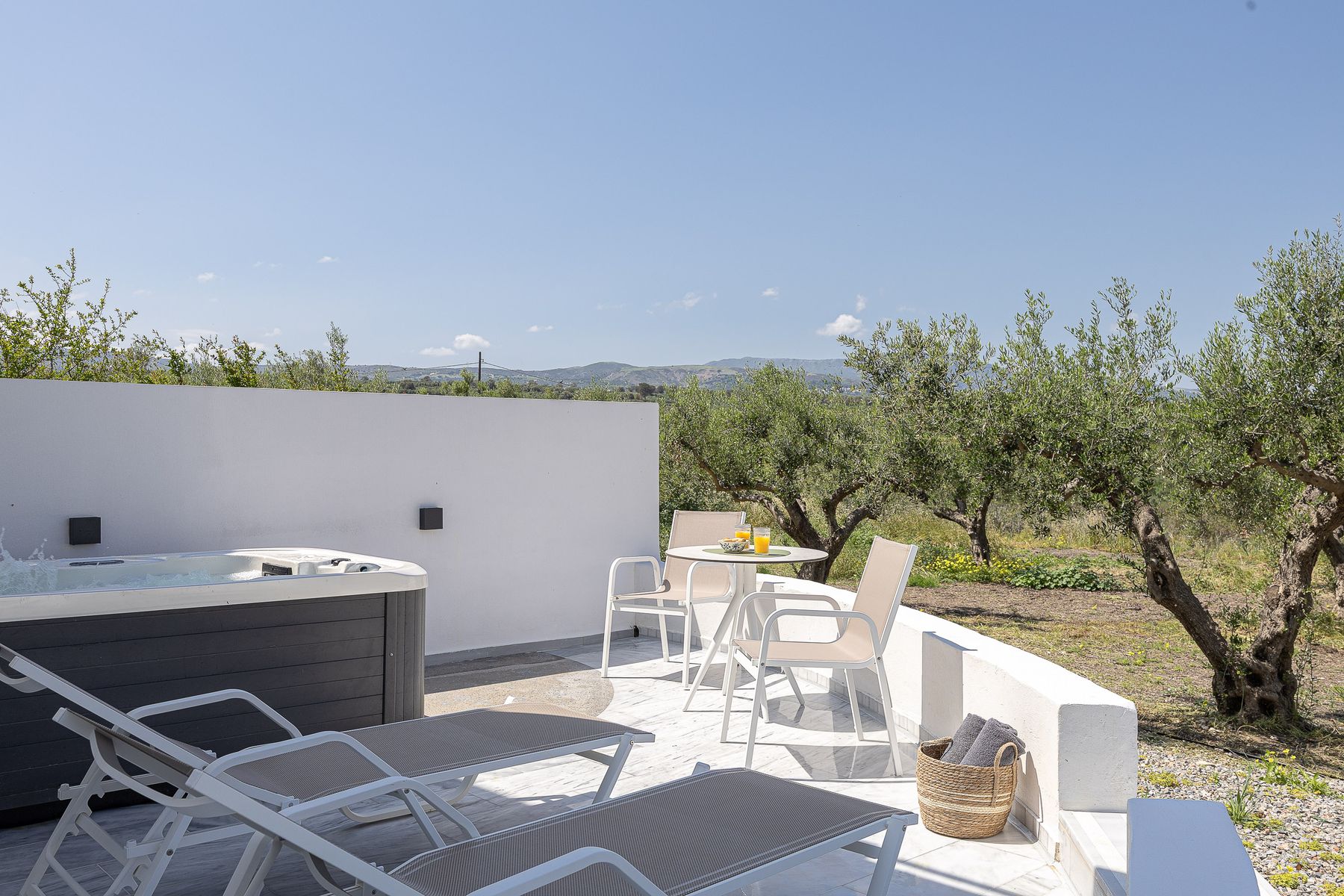 Outdoor Modernist Suite With Spa Bath 