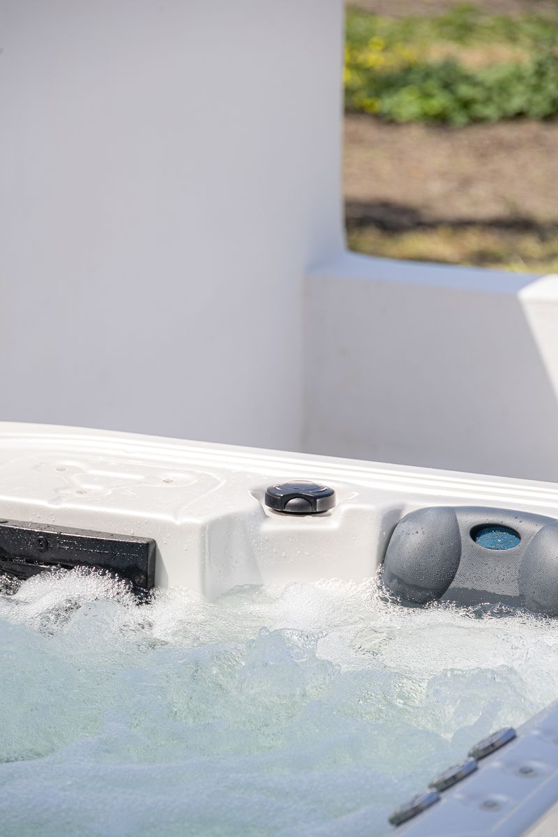 Outdoor Modernist Suite With Spa Bath 