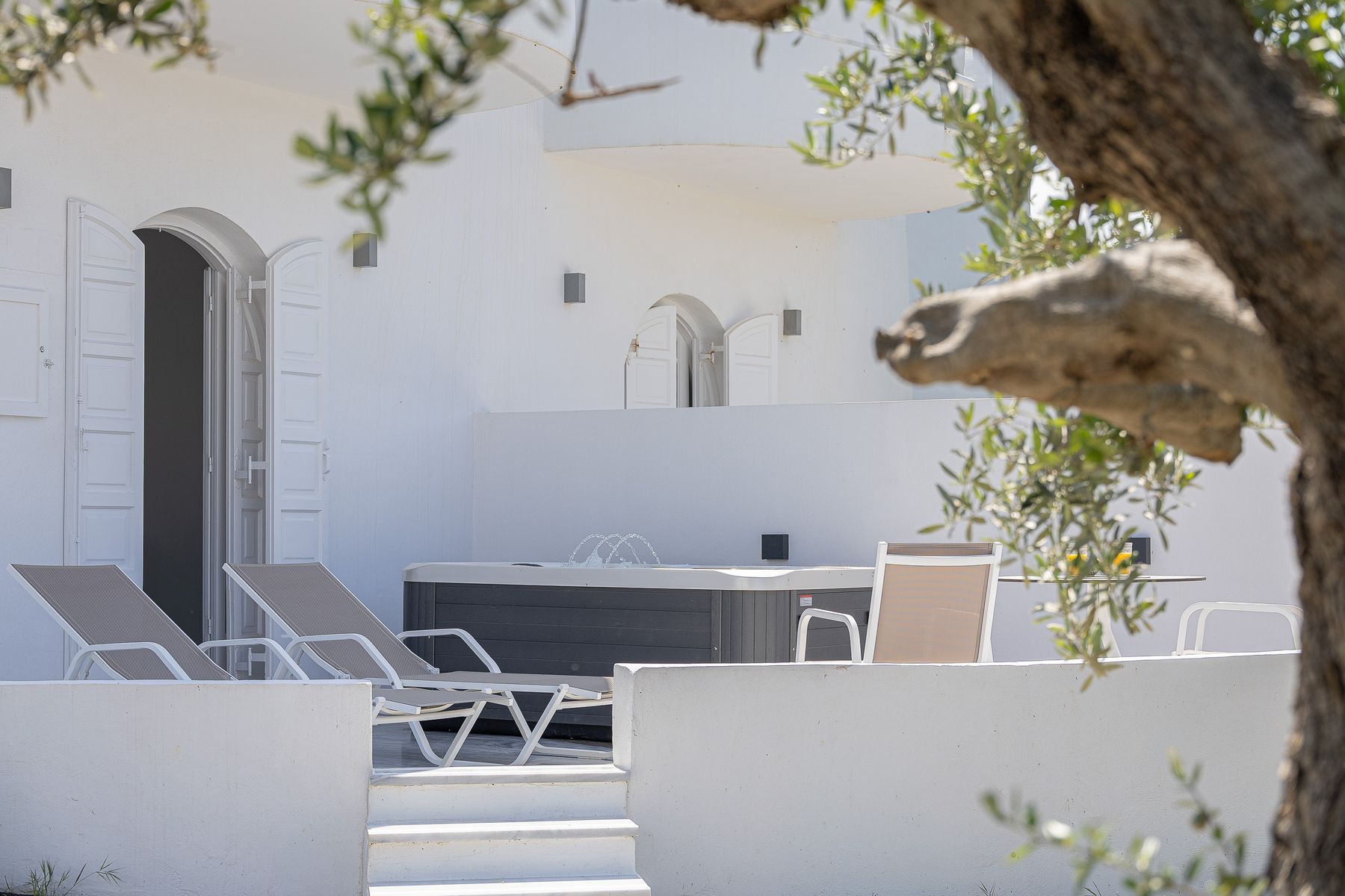 Outdoor Modernist Suite With Spa Bath 