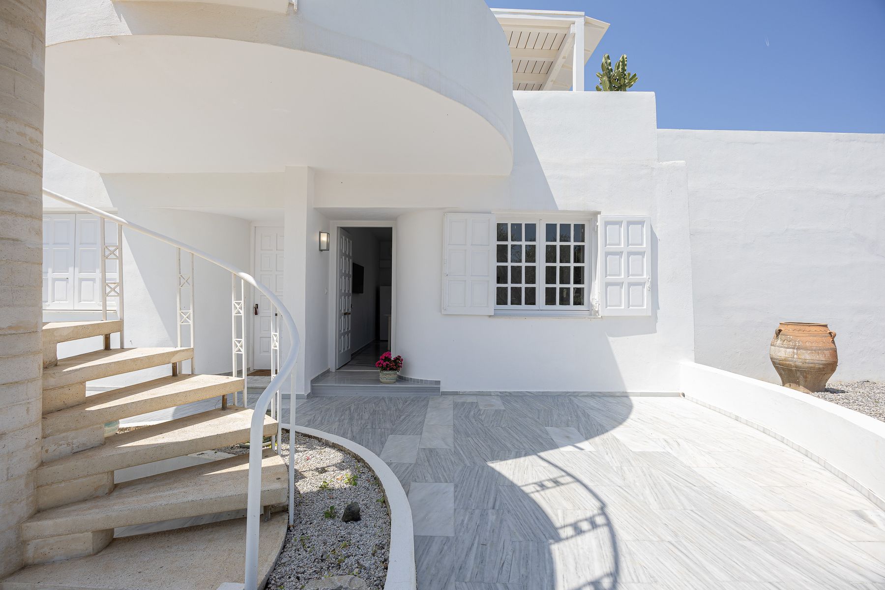 Outdoor Modernist Suite With Spa Bath 