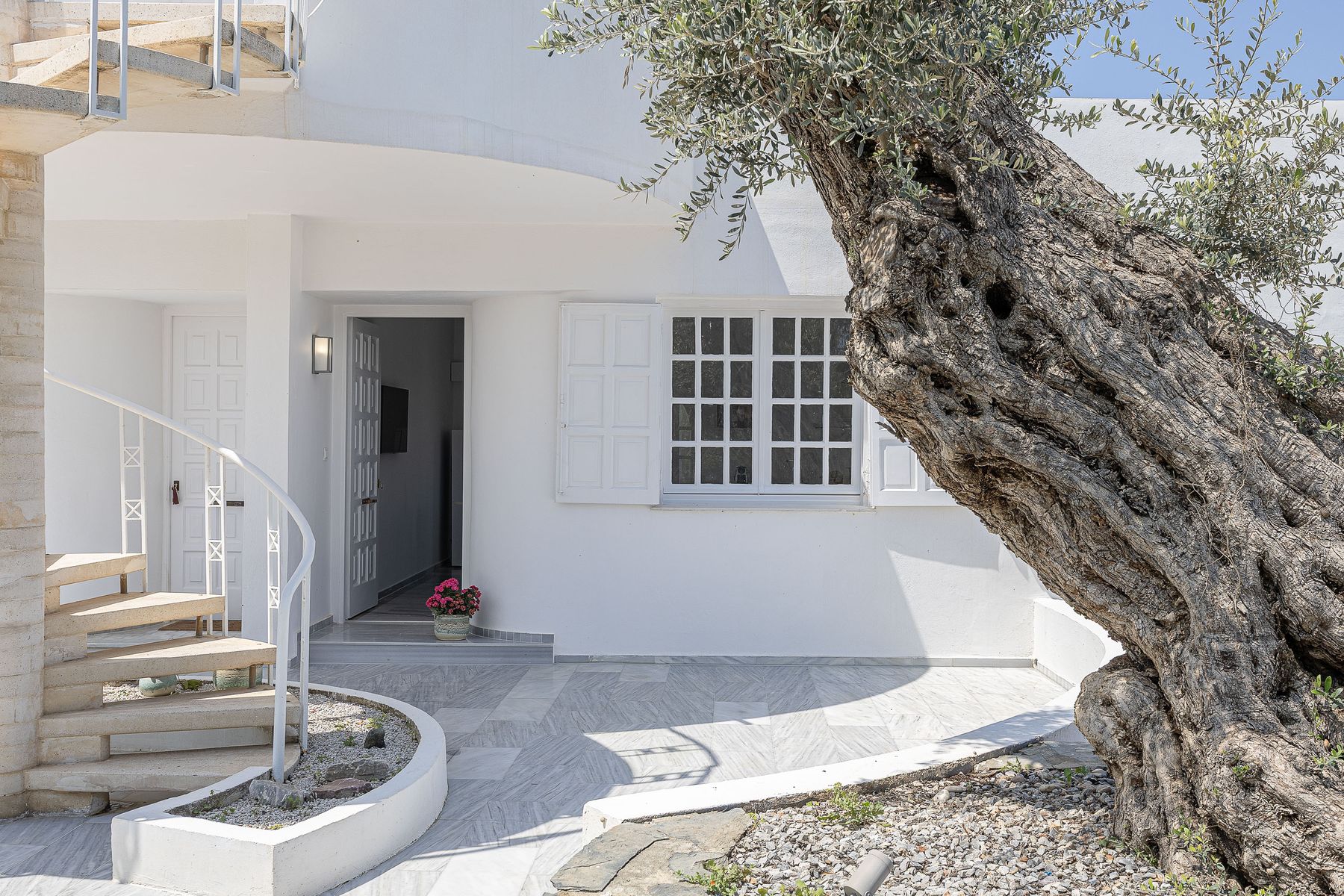 Outdoor Modernist Suite With Spa Bath 