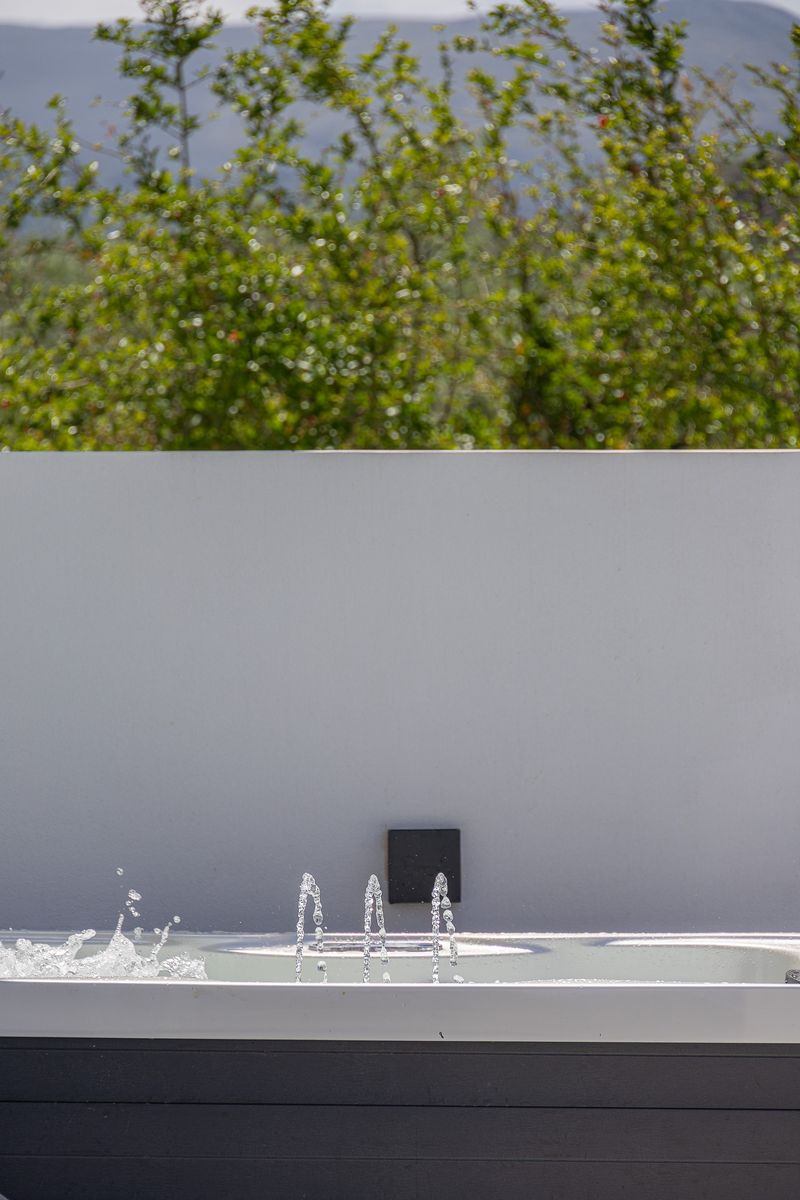 Outdoor Modernist Suite With Spa Bath 
