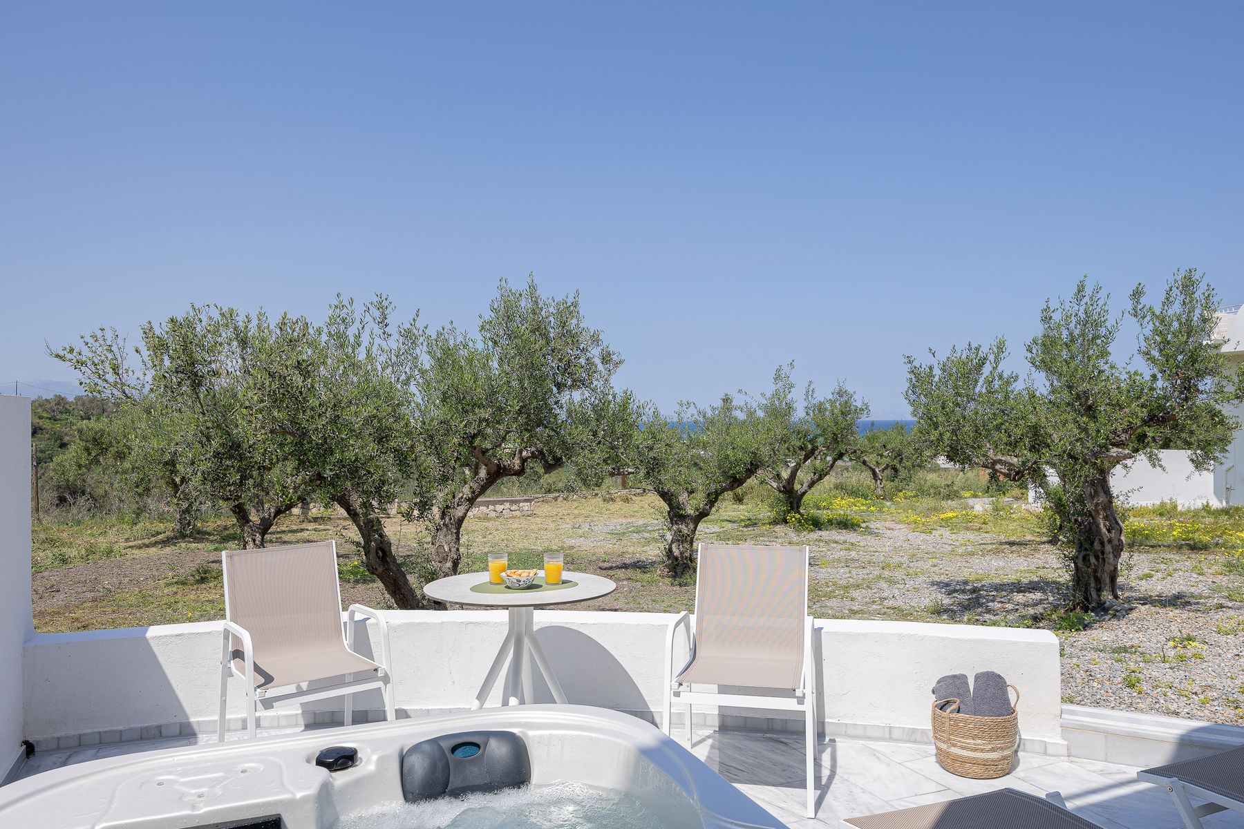 Outdoor Modernist Suite With Spa Bath 