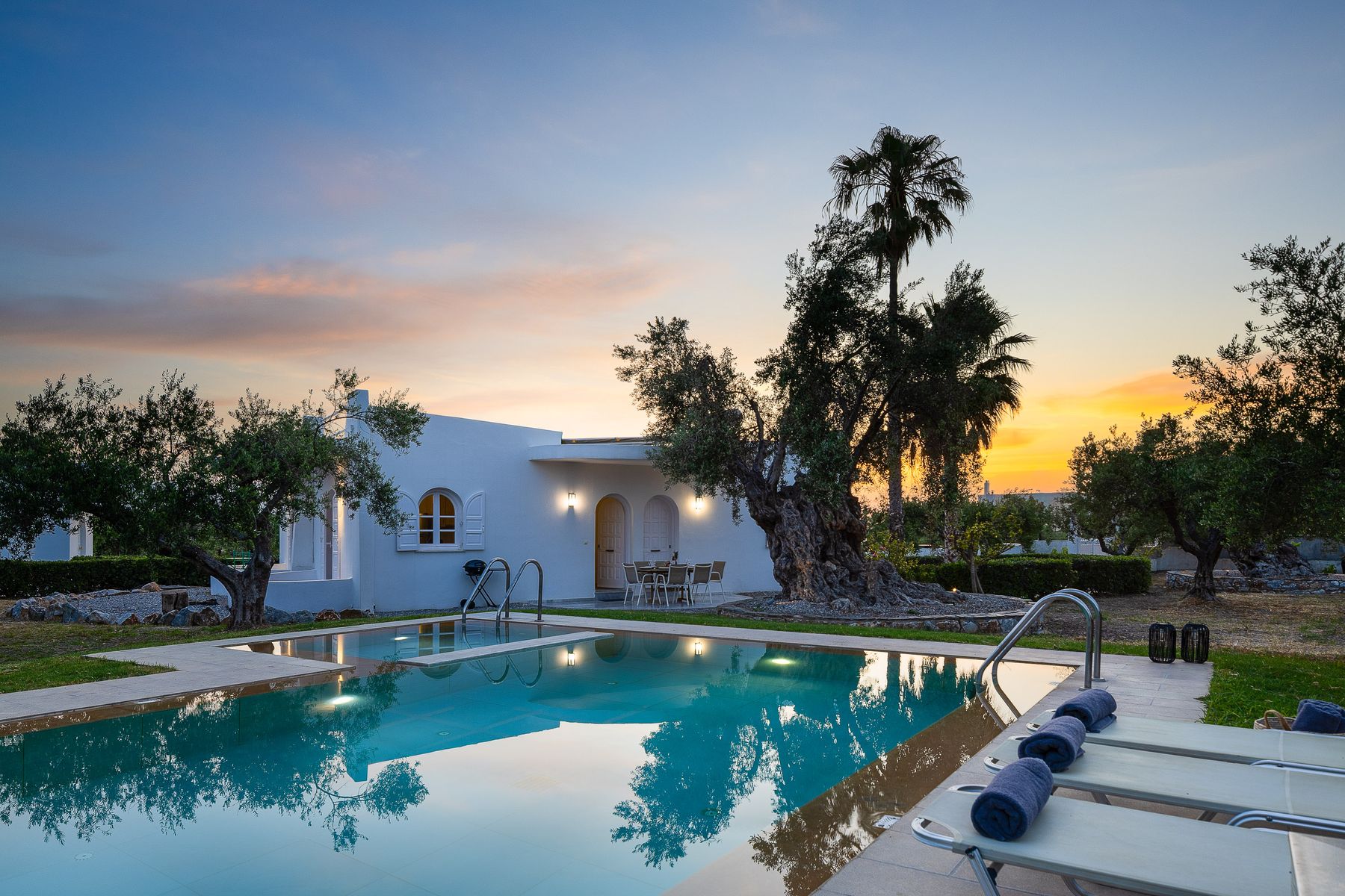 Outdoor Modernist Pool Villa 