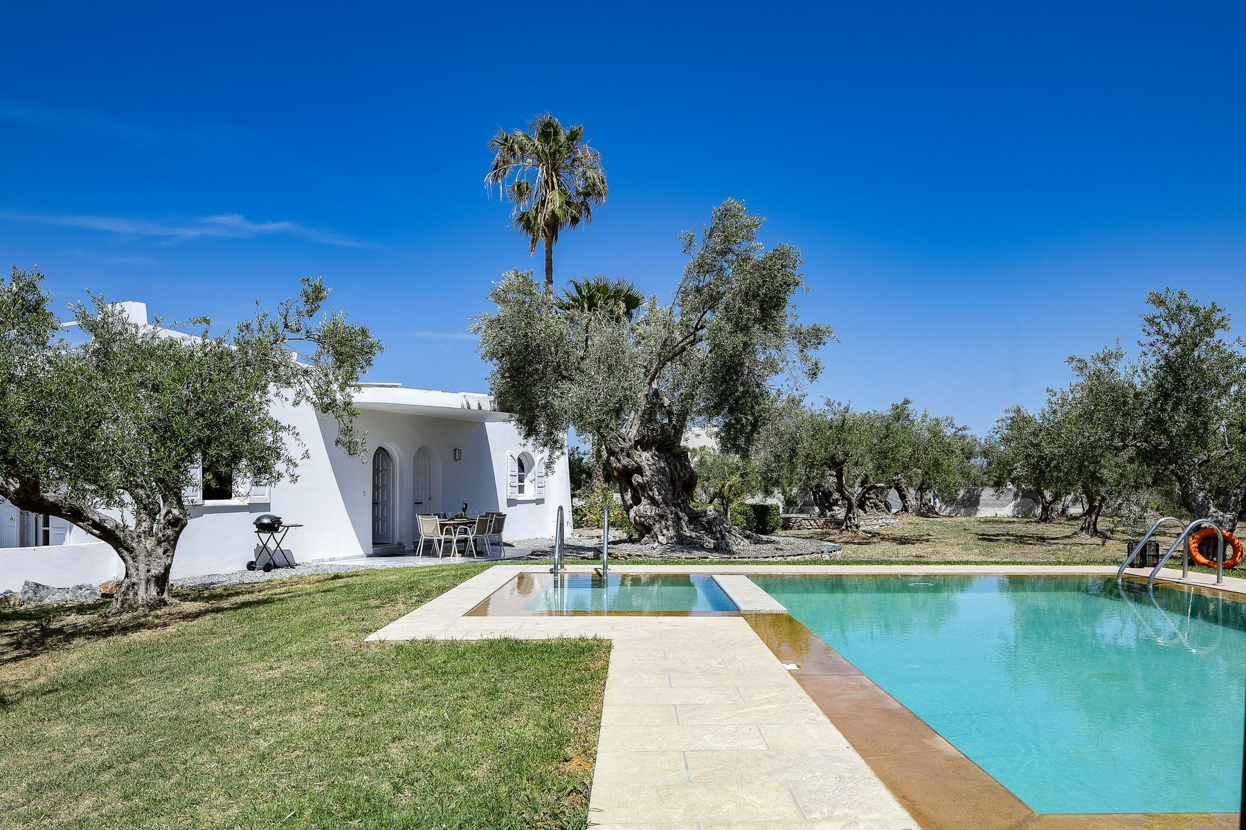 Outdoor Modernist Pool Villa 